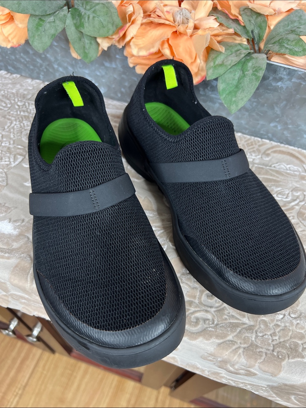OOFOS Oomg Women Low Mesh Slip On Sneakers Shoe Black Size 9 - Picture 2 of 9